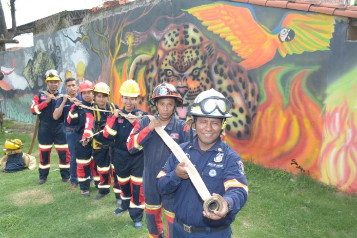 HOMENAJEADOS. El comandante Hugo Vargas de la Fundación Rescate Urbano (primero de la fila) recibió el mural a nombre de todos los bomberos de Bolivia que arriesgaron su vida a favor de la naturaleza